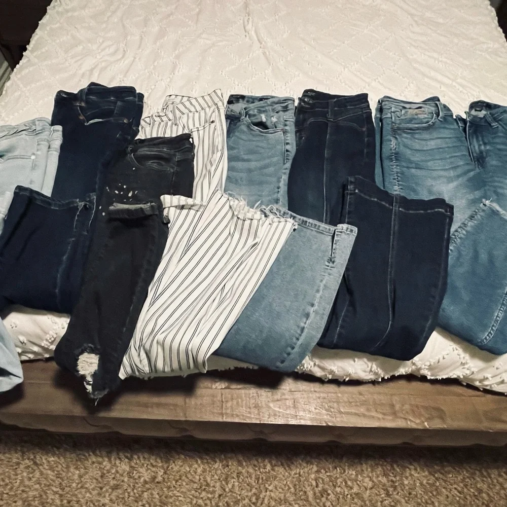 Judy blue jeans. Size 5 (27) 8 pairs available $25 each. Like new. - Picture 1 of 1